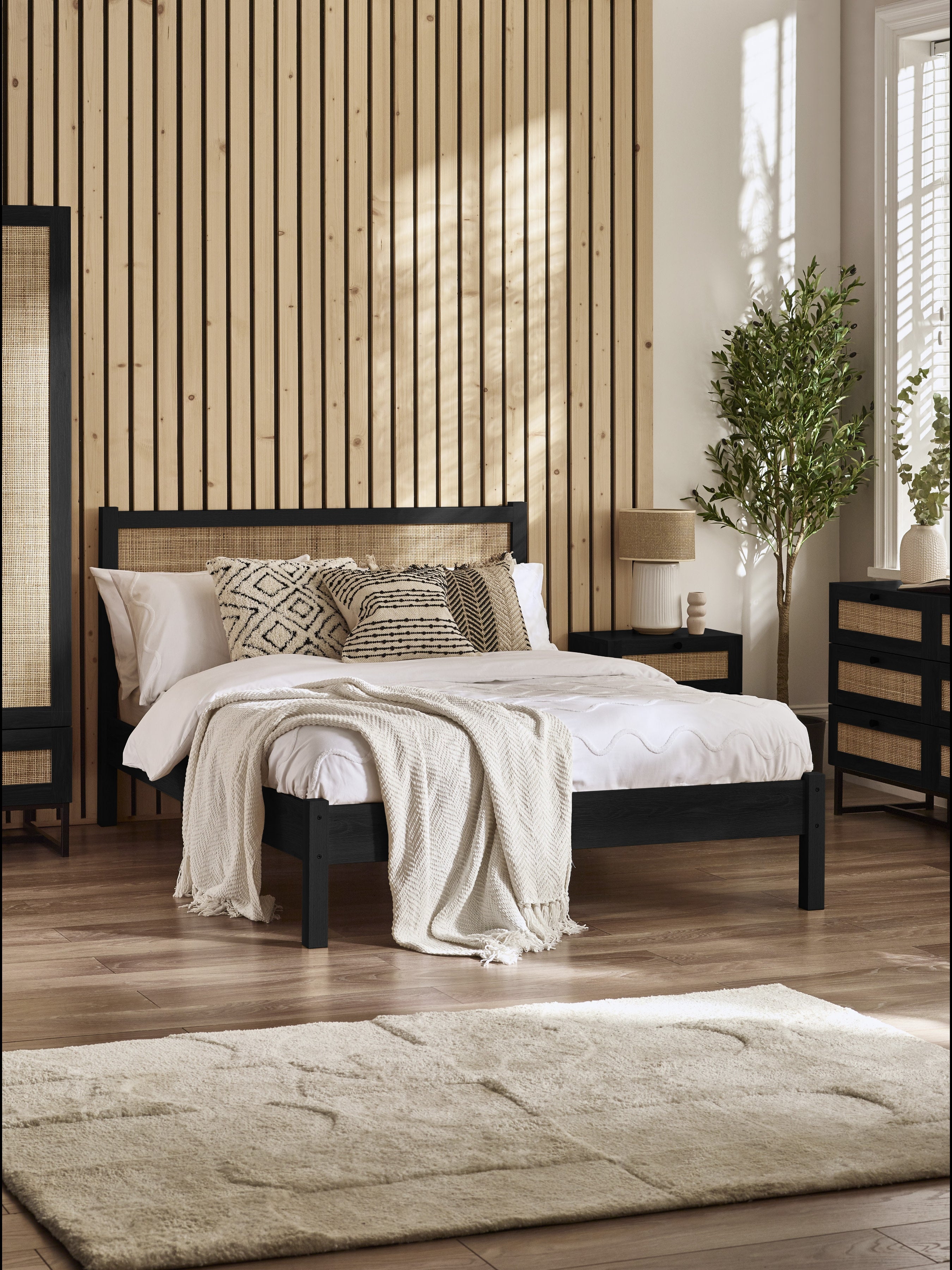 Padstow Rattan 150Cm King Bed - Black