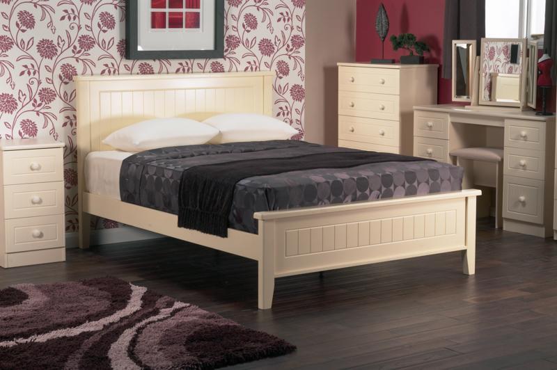 10 Guest Bedroom Essentials