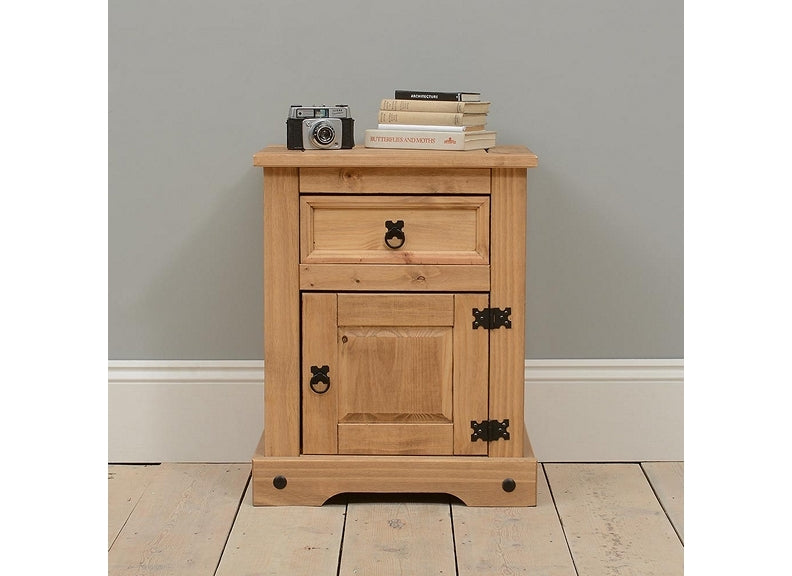 Corona Pine Bedside - room