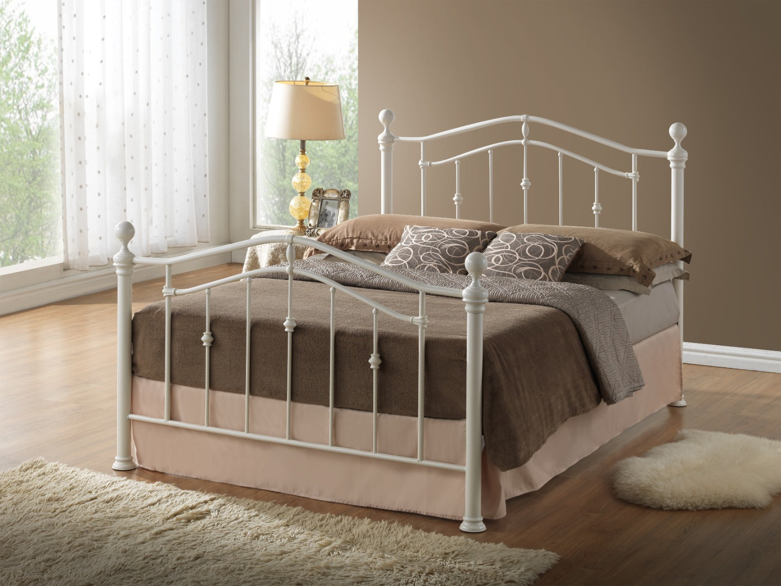 Elizabeth 4'6 Ivory Metal Bed - Timeless Ivory Metal Bed for Any Bedroom