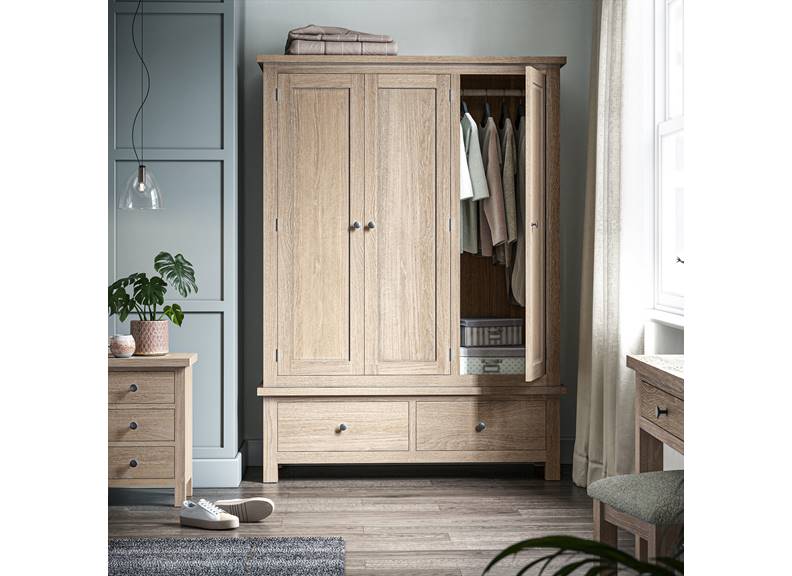 MODERN COUNTRY OAK TRIPLE WARDROBE__ FREE NATIONWIDE DELIVERY BY HOMELINE FURNITURE