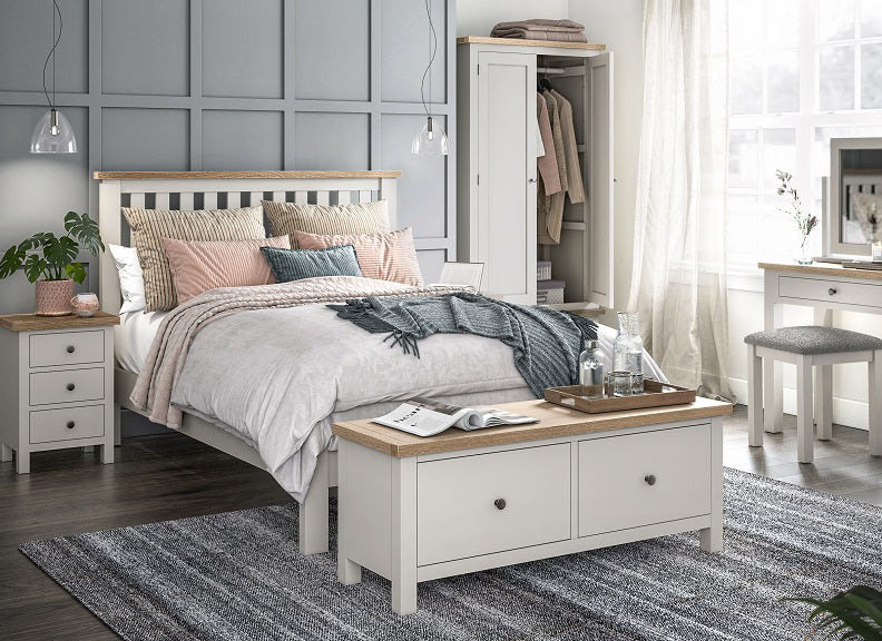 MC Coconut Bedroom W/Bed & Storage Bench